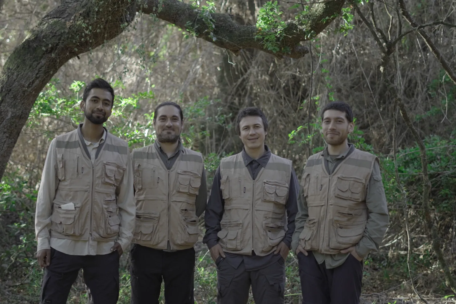 Equipo de CREA Bosque en el bosque nativo